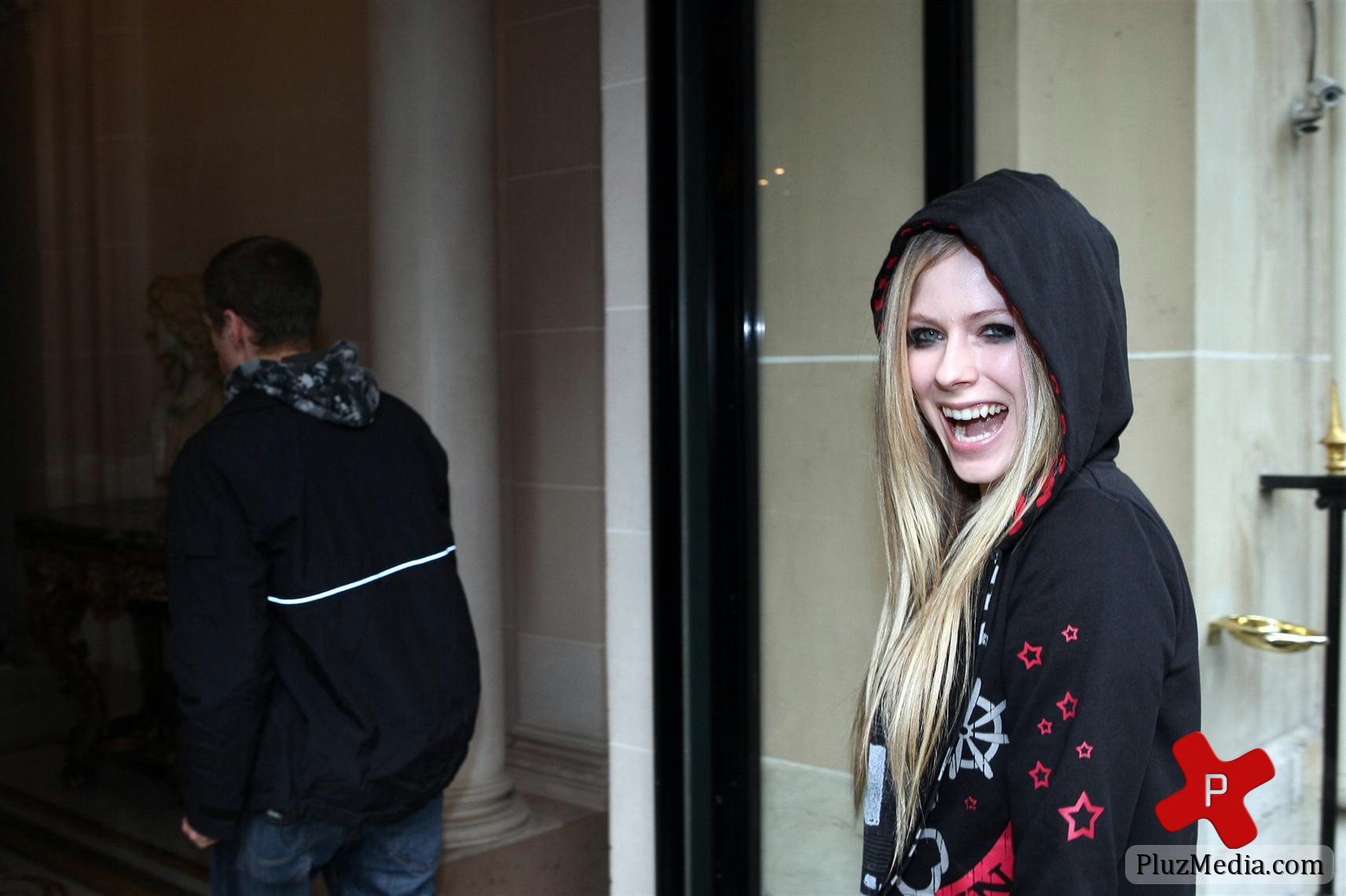 Avril Lavigne is all smiles as she leaves her Paris hotel photos | Picture 77872